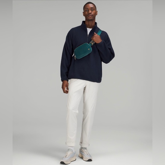 Lululemon Everywhere Belt Bag 
Velour 1L  green jasper/gold belt bag LAST 2 🎉 - Picture 3 of 9